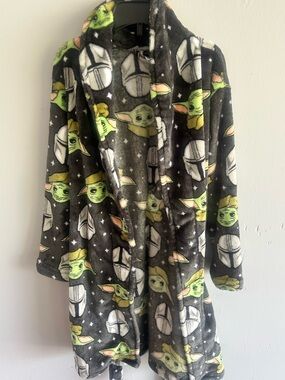Boys Star Wars Plush Robe in Gray & Green, Size Small 6/7